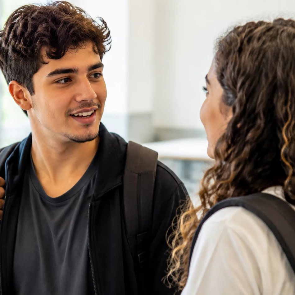 Time reunido em volta de folhas impressas com os itens da pauta do dia
